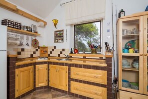 Eget kjøkken | Kjøleskap, ovn, kokeplater og kjøkkenutstyr