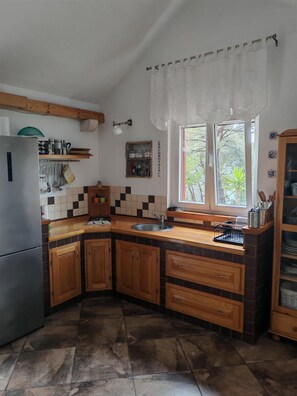Refrigerador, horno, parrilla de estufa y utensilios de cocina 