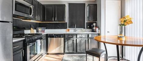 Réfrigérateur, micro-ondes, four, plaque de cuisson