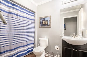 Combined shower/tub, towels, toilet paper