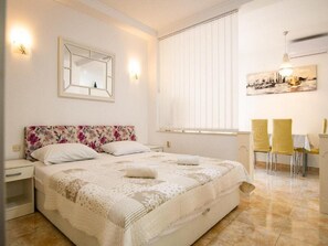 Huoneisto (One Bedroom Apartment with Balcony an) | 8 makuuhuonetta