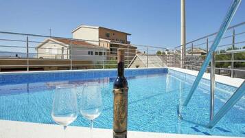 Seasonal outdoor pool, sun loungers