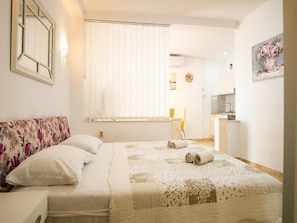 Apartment (One Bedroom Apartment with Balcony an) | 8 Schlafzimmer