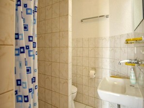 Departamento (Two bedroom Apartment with Balcony an) | Baño | Regadera y toallas 