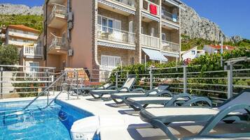 Seasonal outdoor pool, sun loungers