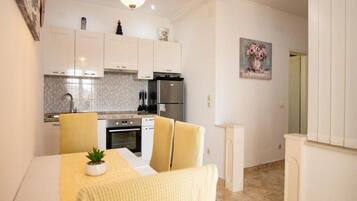 Apartemen (One Bedroom Apartment with Balcony an) | Interior