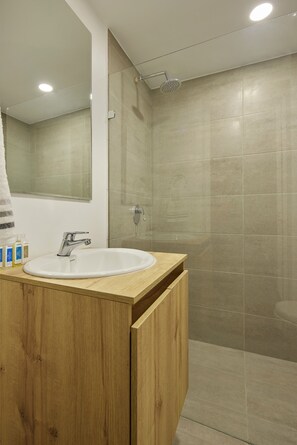 Een douche, een haardroger, handdoeken, zeep