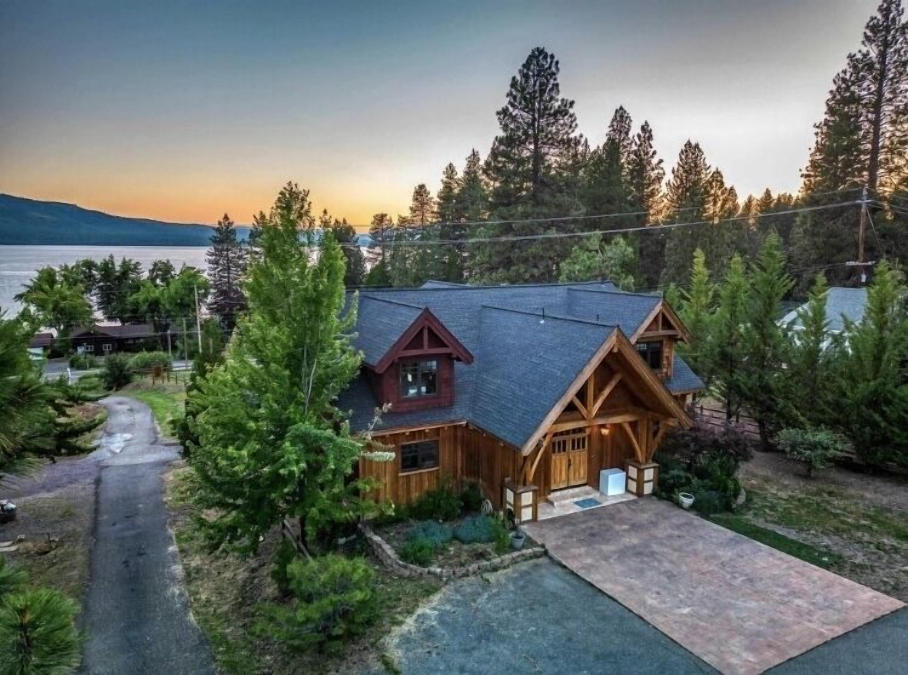 Gorgeous timber frame, 2 master suite home overlooking Lake Almanor