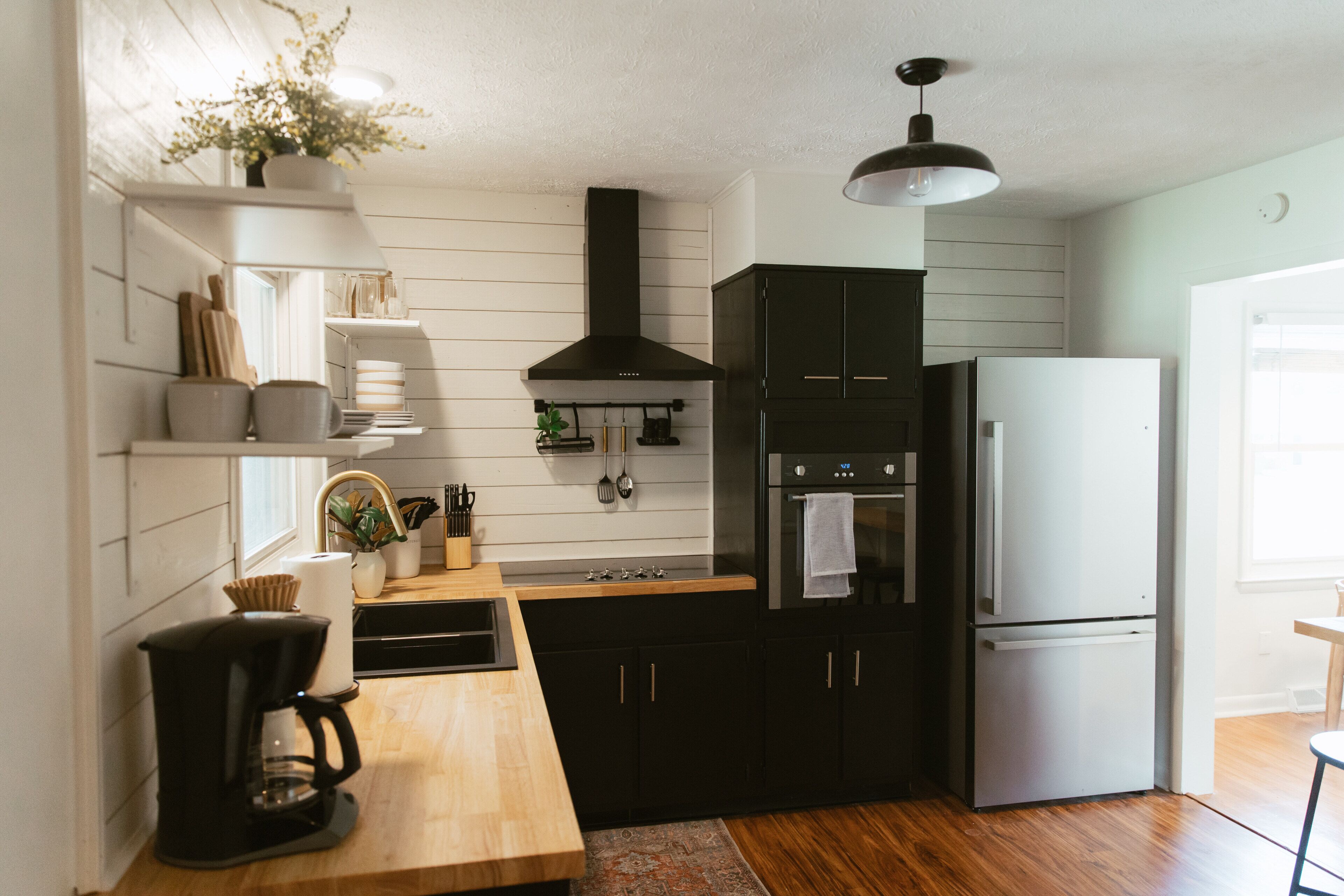 Jääkaappi, mikroaaltouuni, uuni, liesi