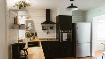 Jääkaappi, mikroaaltouuni, uuni, liesi