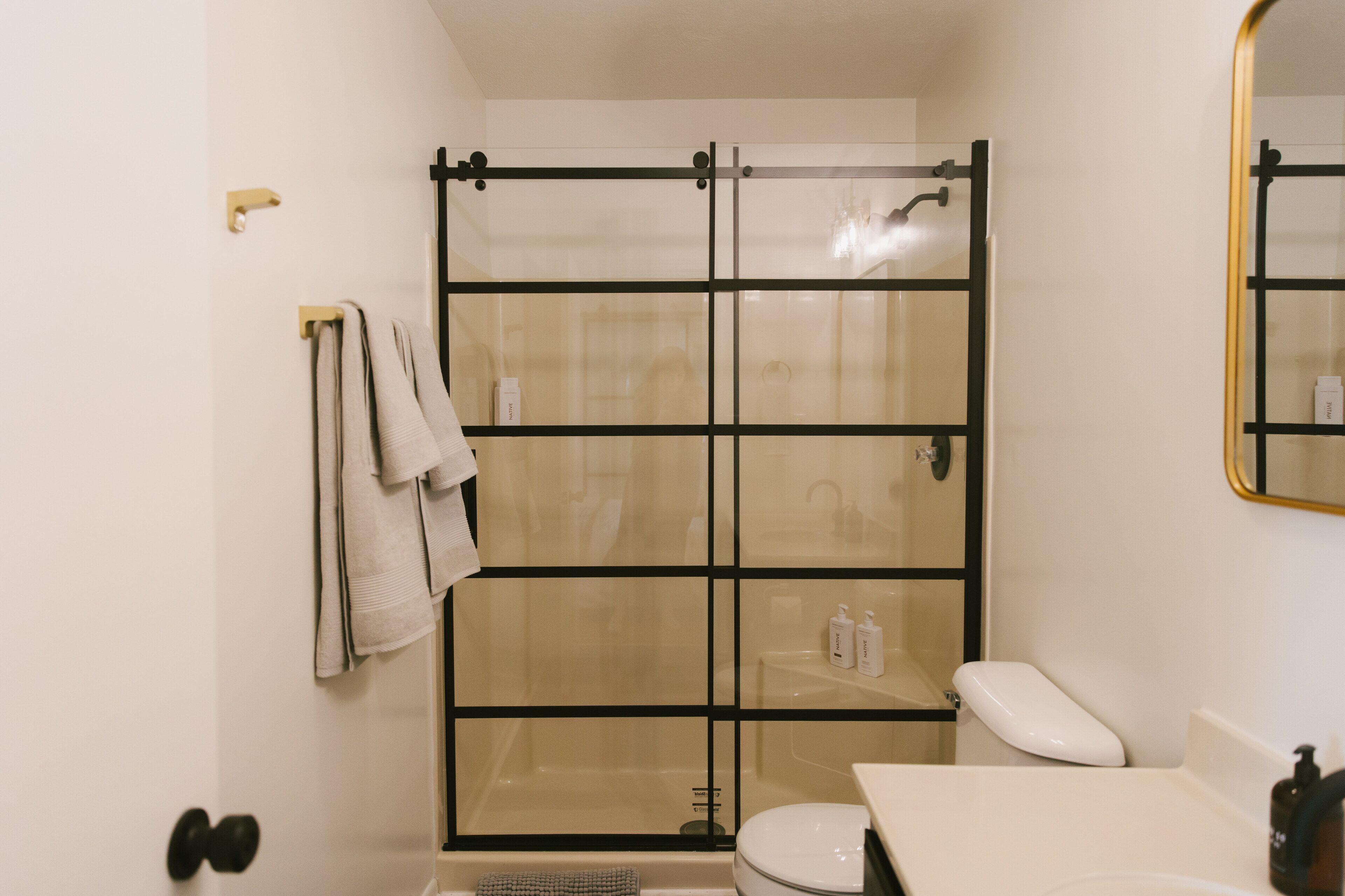 Combined shower/bathtub, hair dryer, towels, soap