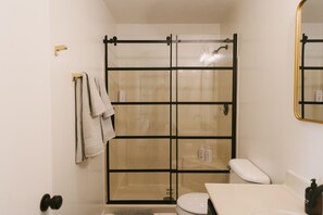 Combined shower/bathtub, hair dryer, towels, soap - "The Meridian" Modern Stay near Downtown / Airport with Hot Tub (Lexington)