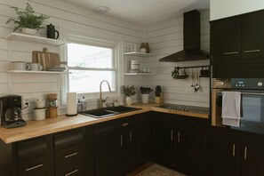 Refrigerador, microondas, parrilla de estufa y cafetera y tetera