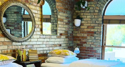 City Treehouse Loft & Balcony - Old Town Lansing