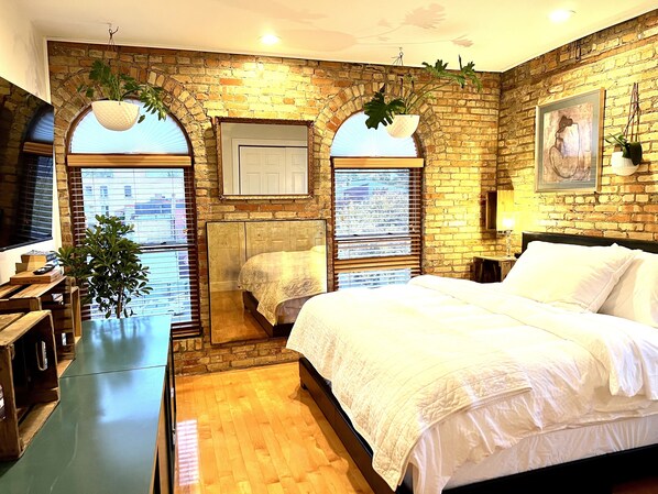 2 bedrooms, desk, iron/ironing board, WiFi