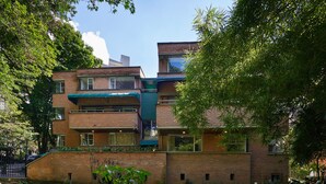 A multi-story brick building with a flat roof and large windows. - Provenza's Retreat - Tranquil 2BR-2BA Apartment (Medellín)