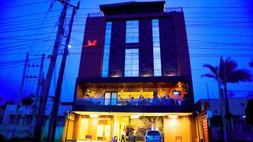 Vista frontal de la propiedad