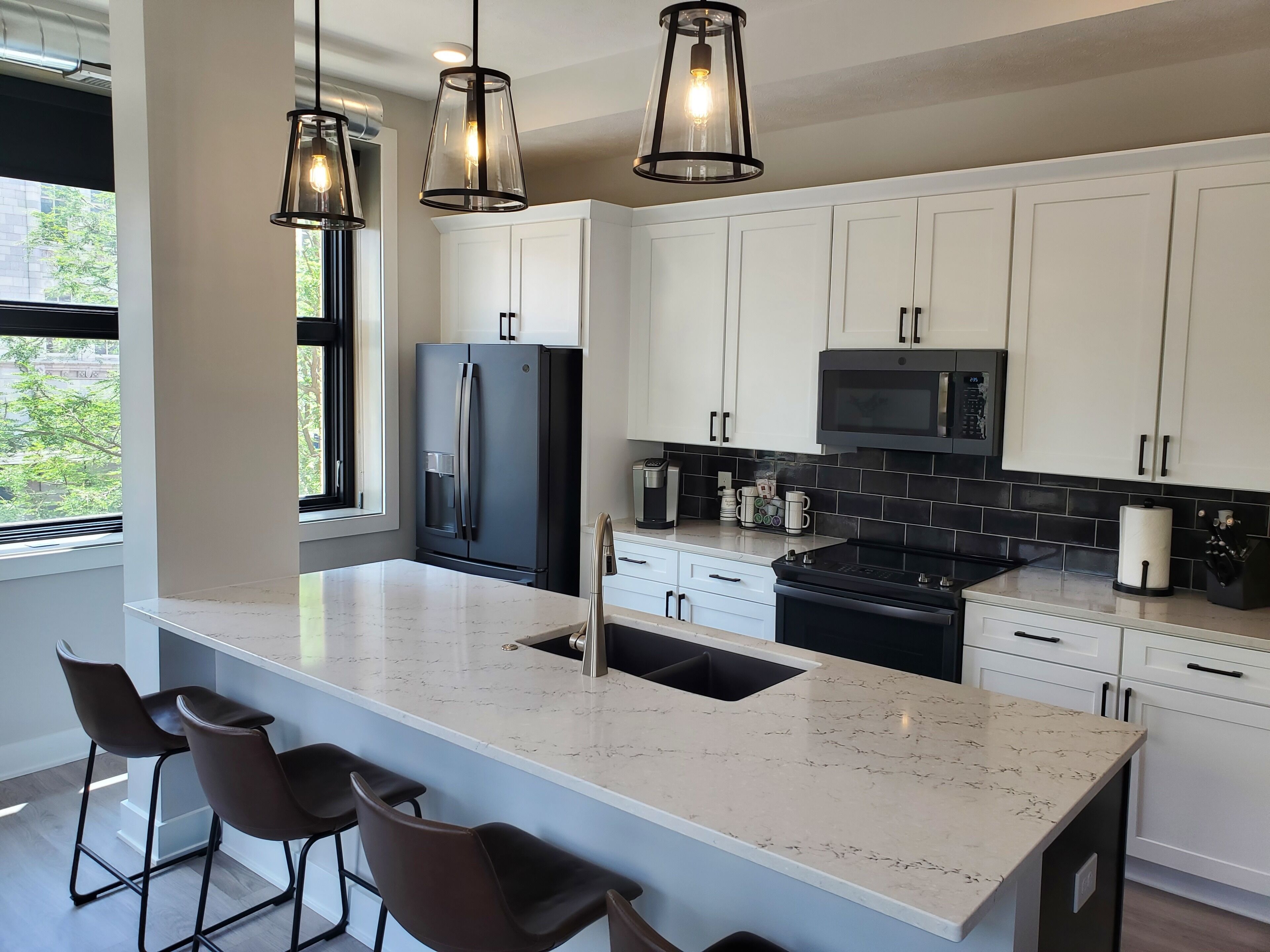 Jääkaappi, mikroaaltouuni, uuni, liesi