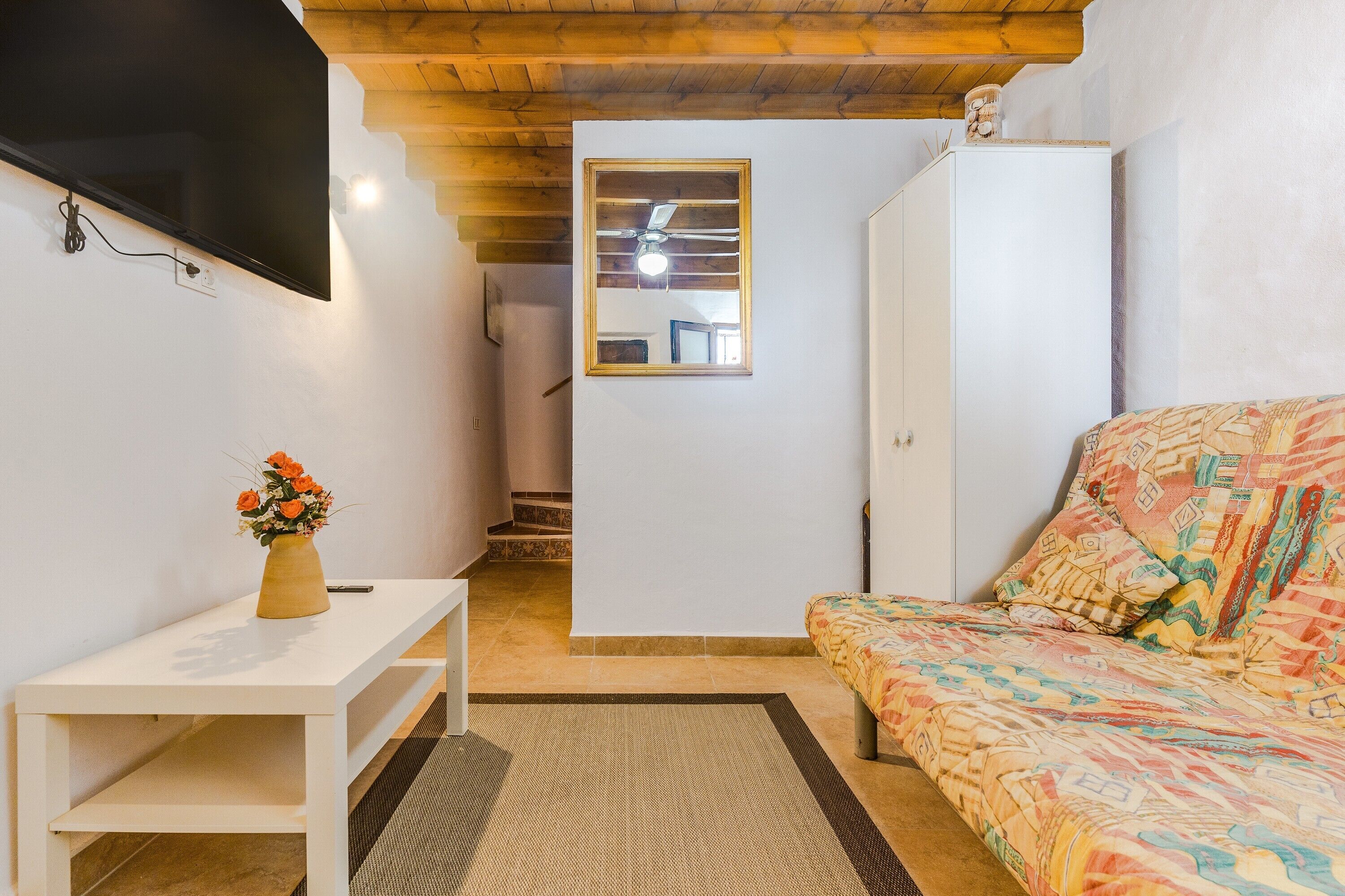 Een televisie, een open haard en een dvd-speler