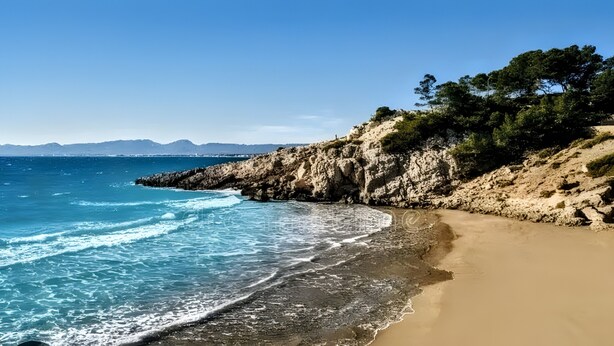 A coastal beach with clear blue water, sandy shore, rocky cliffs, and greenery. - "Martin y Rose en Salou" Apartment with Sea View, Shared Pool and Wi-Fi (Salou)