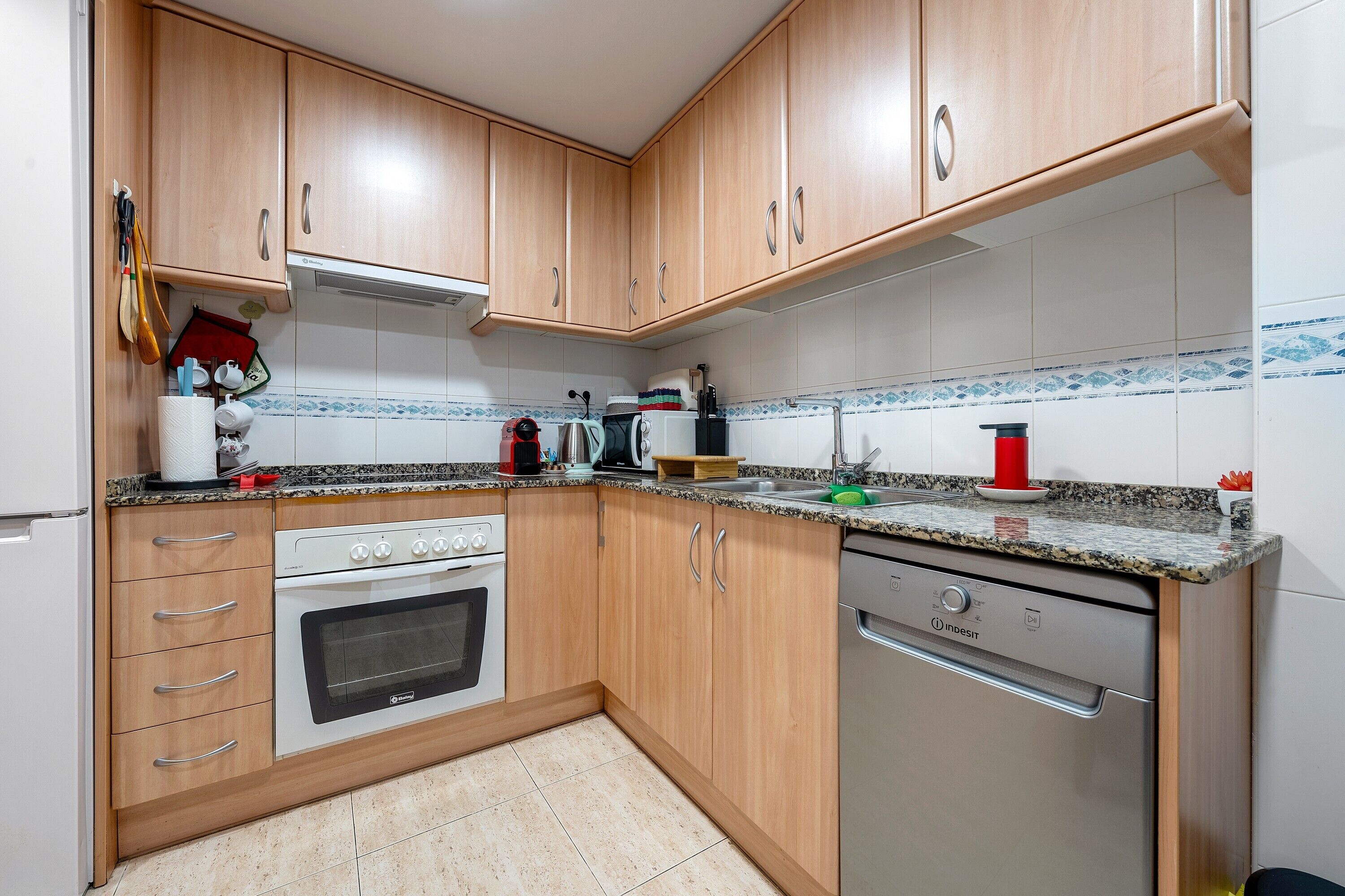 Køleskab, mikrobølgeovn, ovn, kogeplade