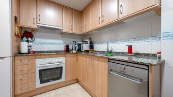 Køleskab, mikrobølgeovn, ovn, kogeplade