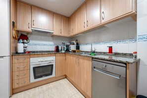 Frigorifero, microonde, forno, piano cottura