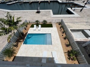 Alberca al aire libre y alberca climatizada