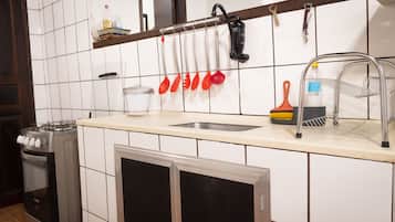 Panoramic House, 2 Bedrooms, Non Smoking, Mountain View | Private kitchen | Oven, cookware/dishes/utensils, dining tables