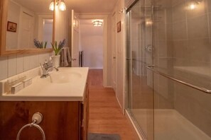 Shower, towels, soap, shampoo - Inn at High Falls (High Falls)