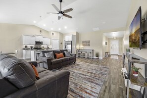 Living area - Beautiful new home in Broadmoor Subdivision (Twin Falls)