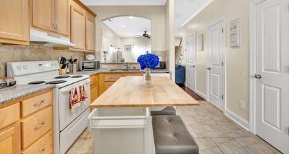 Cozy 2B Townhouse King Bed / Jacuzzi / TV in BRs
