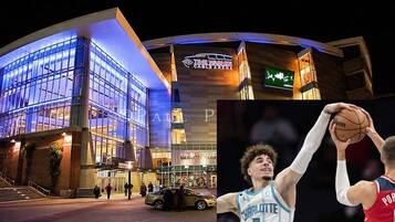 Un edifici modern amb grans finestres de vidre i un rètol que diu "Time Warner Cable Arena".