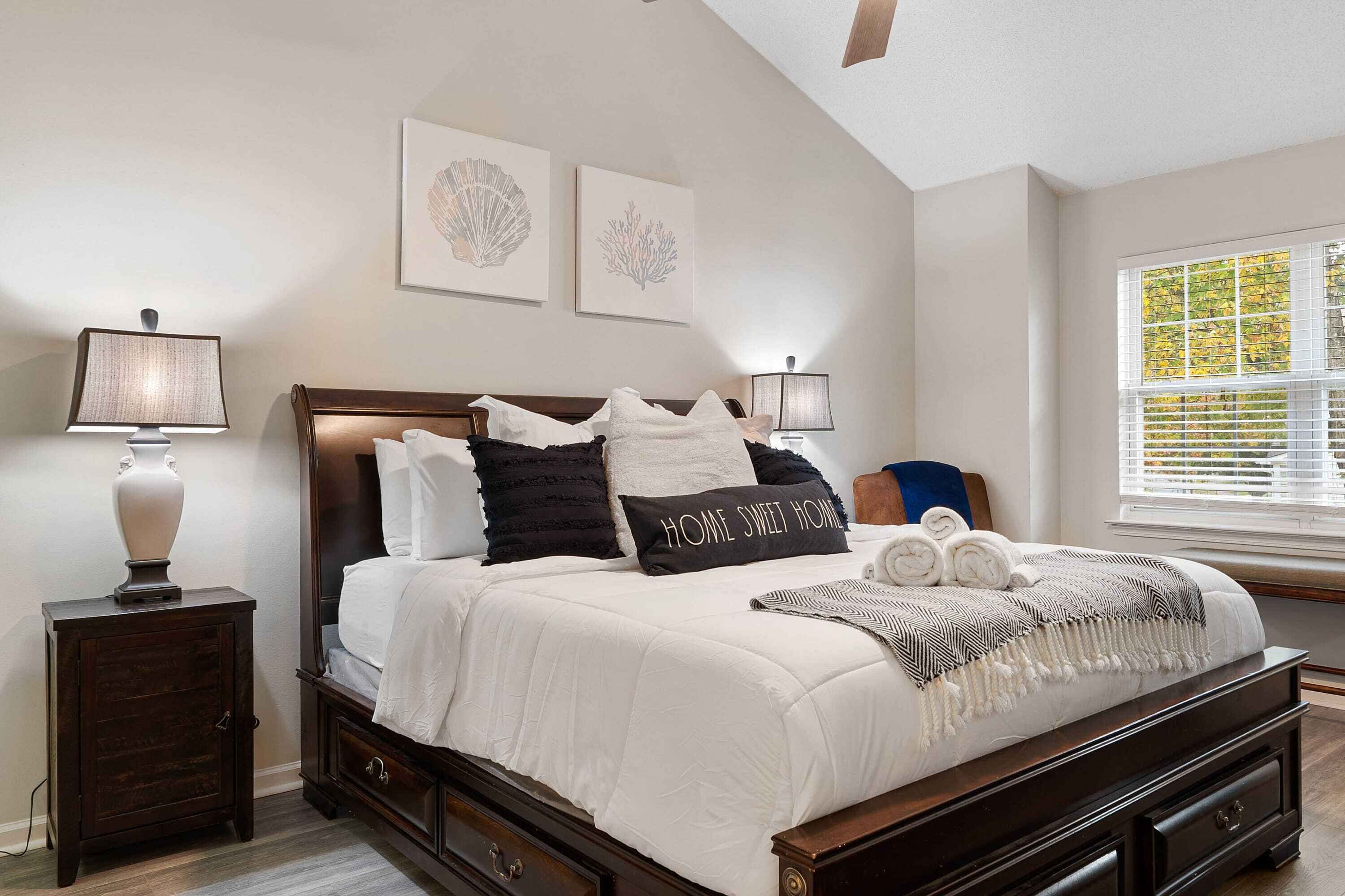 Updated 3B/2.5B University Home -King Bed- Jacuzzi