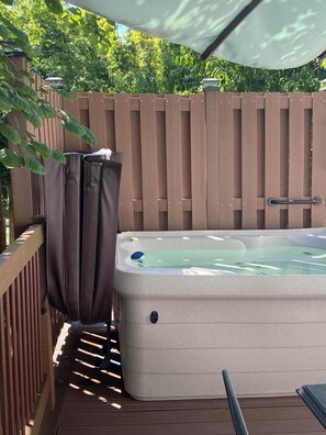 Outdoor spa tub - 2 BR, 1-1/2 bath house in wooded setting with private back yard, deck, hot tub. (Waynesville)