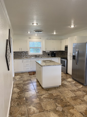 Fridge, microwave, oven, stovetop. Cozy Country Home 5 min from Proctor Lake and Par Country Club.