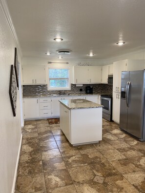 冷蔵庫、電子レンジ、オーブン、コンロ