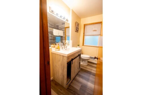 Cozy 5BR Home with free Wi-Fi & Free Parking with Weekly and Monthly Discounts
