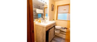 Cozy 5BR Home with free Wi-Fi & Free Parking with Weekly and Monthly Discounts