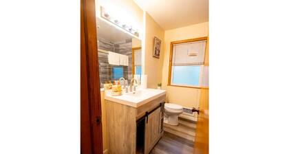 Cozy 5BR Home with free Wi-Fi & Free Parking with Weekly and Monthly Discounts