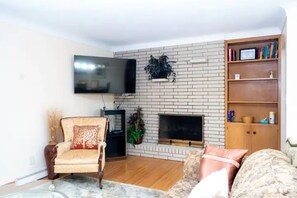 Smart TV, fireplace, books - Cozy 5BR Home with free Wi-Fi & Free Parking with Weekly and Monthly Discounts (Maplewood)