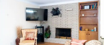 Cozy 5BR Home with free Wi-Fi & Free Parking with Weekly and Monthly Discounts