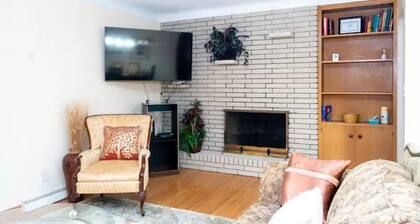 Cozy 5BR Home with free Wi-Fi & Free Parking with Weekly and Monthly Discounts