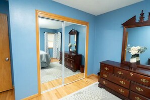 5 bedrooms, desk, iron/ironing board, free WiFi