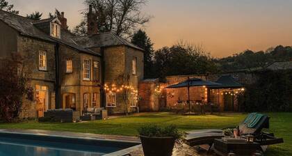 5-Bed Georgian Home, Pool, BBQ & Games Rooms