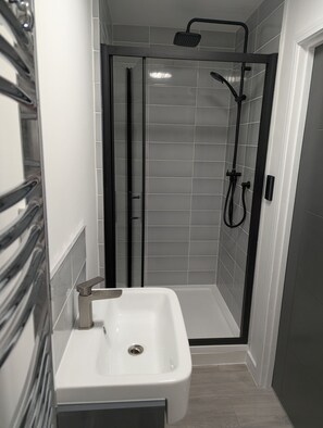 Bathtub, hair dryer, towels - The Mariners' Beacon Torquay (Torquay)