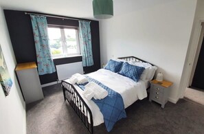 3 bedrooms, iron/ironing board, WiFi, bed sheets - The Mariners' Beacon Torquay (Torquay)