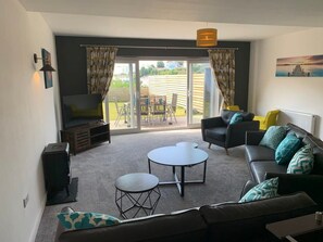 Fernseher, Kamin, Videospiele, Bücher