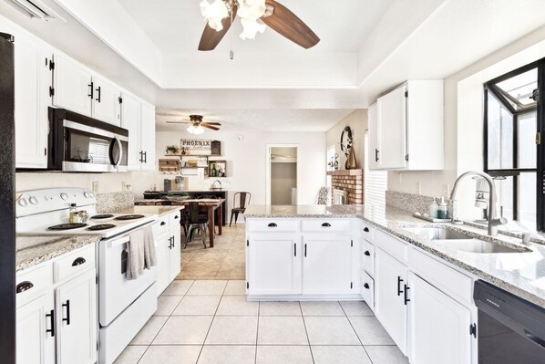 冰箱、微波炉、烤箱、炉灶