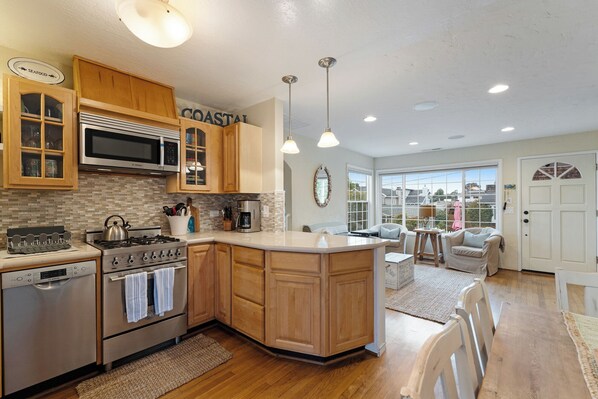 Fridge, microwave, oven, stovetop - Harbor Hideaway โ Steps to Twin Lakes Beach & the Santa Cruz Harbor (Santa Cruz)